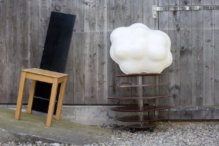 Susi et Ueli Berger, Wolkenlampe, 1970, tabouret, 1987, Kugeltisch, 1990, Museum für Gestaltung Zürich/Collection de design © Photographie OFC / Ruth Erdt