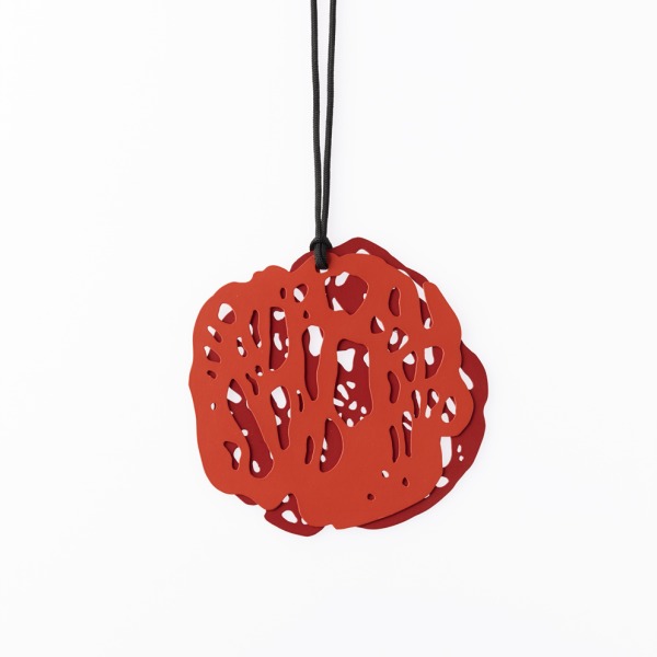 Therese Hilbert, Glut, 2006, pendentif bipartite, argent laqué/rouge, mudac, Lausanne © Photographie Marie Humair, AN